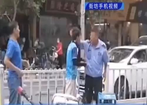 发生冲突|外卖员和保安发生冲突,被保安抓住头发一顿打,商户:外卖员先骂人