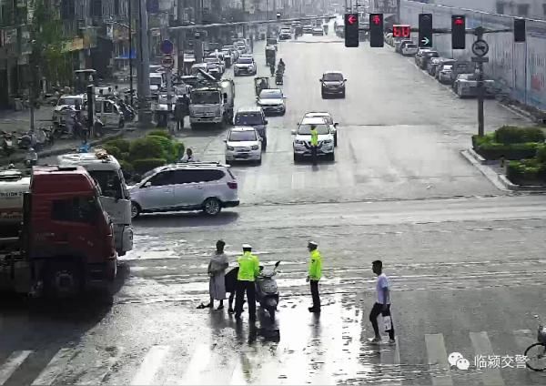  闯红灯|漯河：电动车明目张胆闯红灯，差点......
