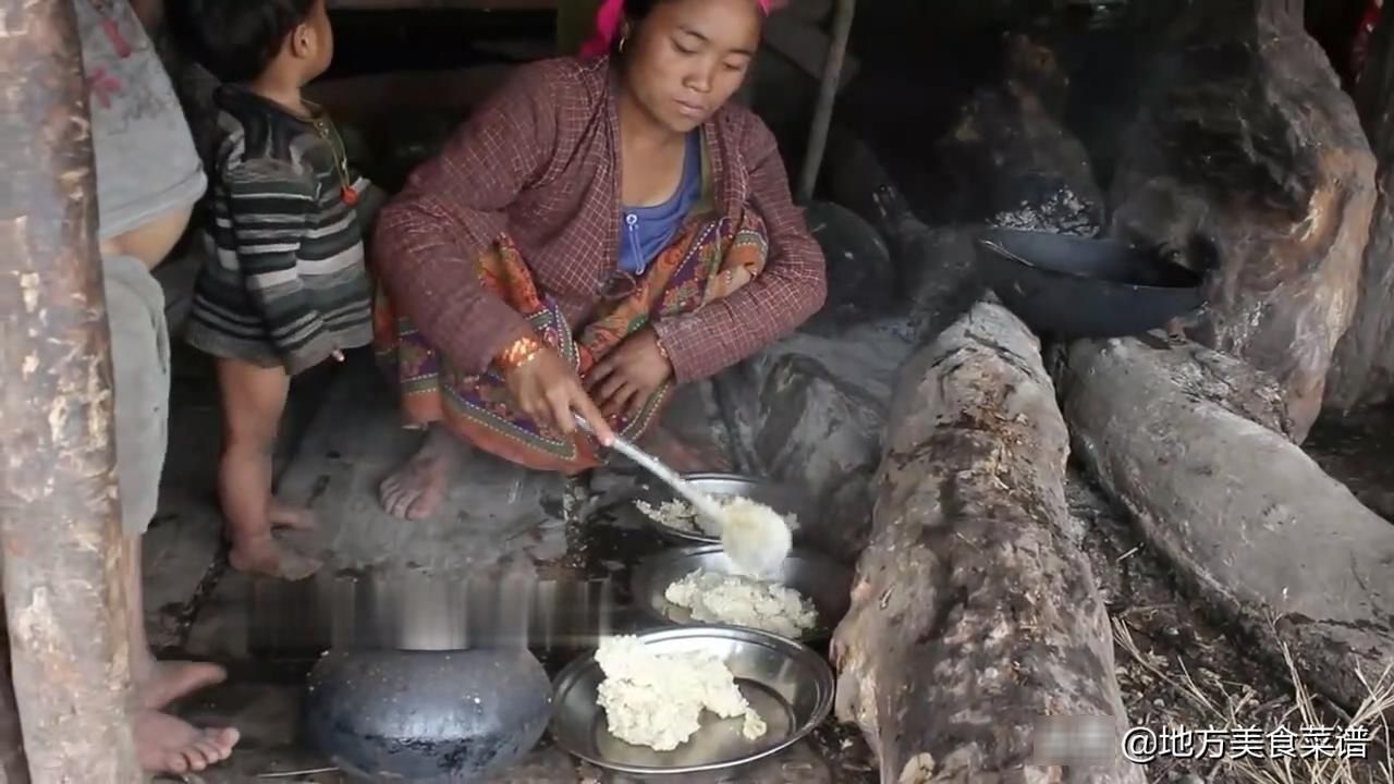 蘑菇|尼泊尔山区穷人家的生活，房子矮的直不起腰，只吃一个土豆炒蘑菇