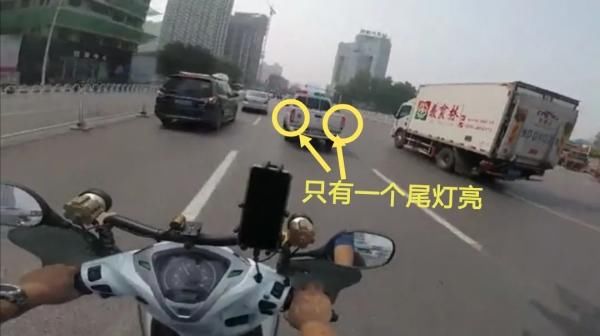  交警|交警开车不系安全带遭骑手质疑，警方回应