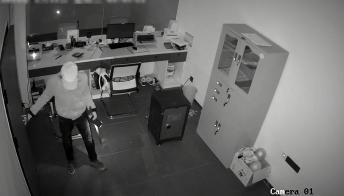 石阡县公安|一边偷窃一边写信“道歉”!专偷保险柜,这“贼娃子”到底啥套路?