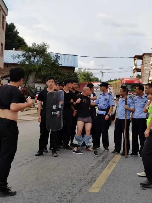 自首|曾春亮被抓后衣冠整洁，嘴角还粘饭粒！这些天他住在哪？