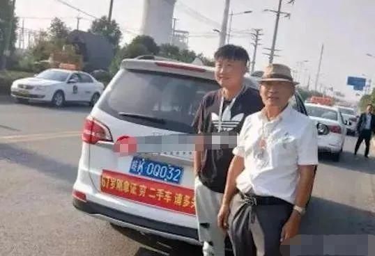  侧露|67岁大爷考驾照，所有科目一把过，车尾横幅霸气侧露