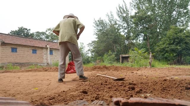 神器|农村7旬老人搞土建不请工程队，“铁杵墩”是神器，看是啥工具