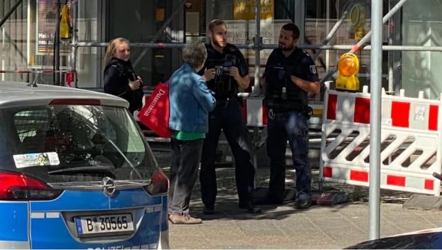 骑单车|他踩人字拖连抢2家银行,骑单车逃离...