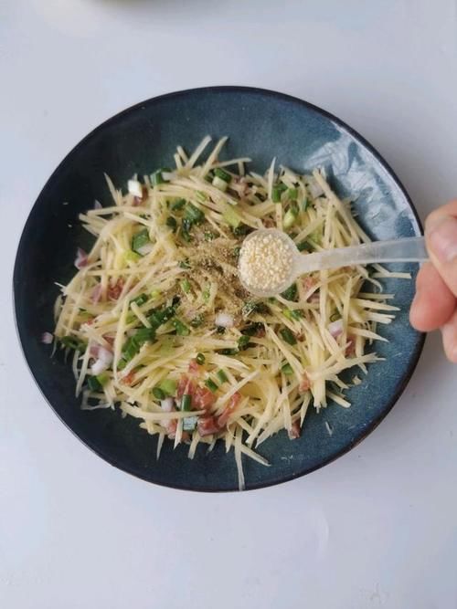 们需|松软弹牙土豆饼,夏季消暑必备,皮薄馅足孩子一口气能吃3个!