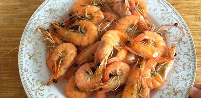  试试|大虾不要油焖和清蒸了，试试新做法，太香太下饭了，一定要收藏