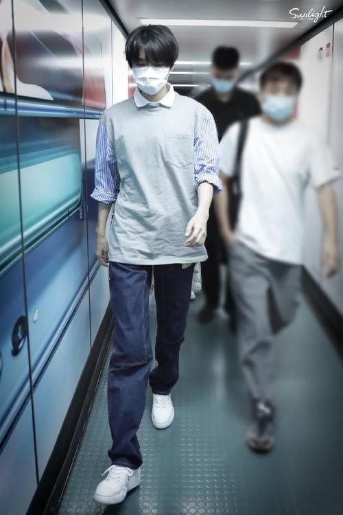 王俊凯|王俊凯最新机场视频曝光，健身效果显著，画外音却让粉丝揪心不已
