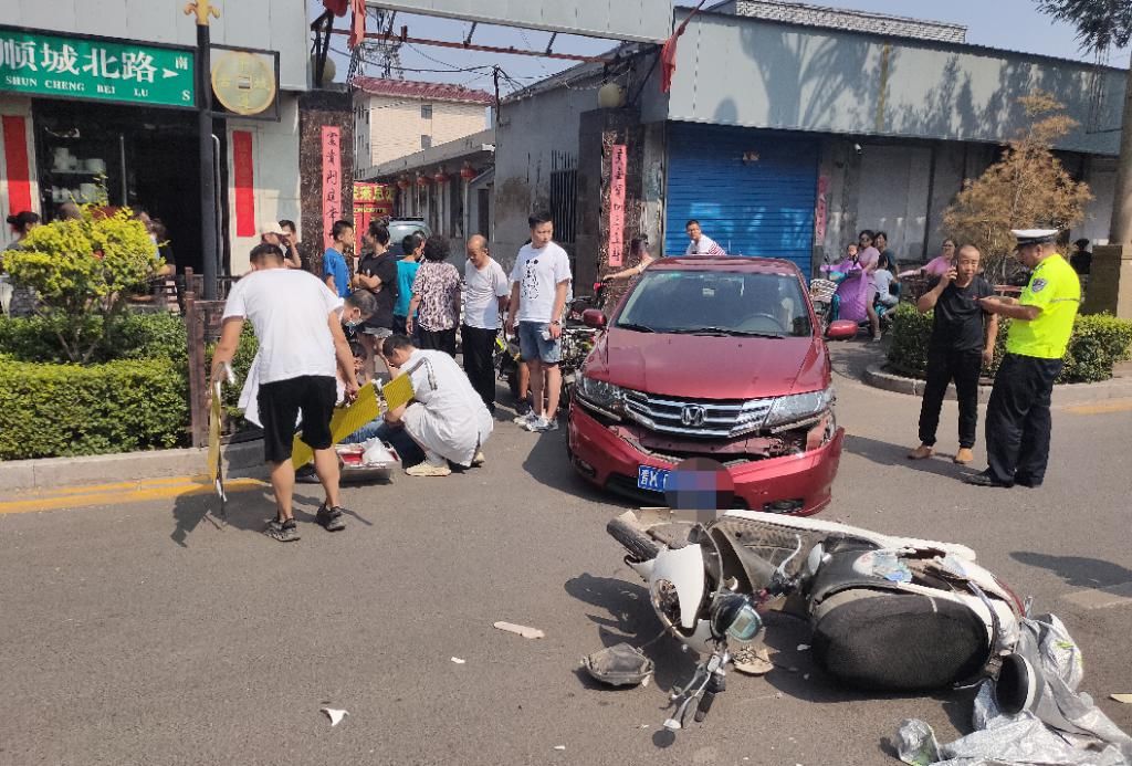  机动车道|平遥顺城路发生一起交通事故！电摩跟小车都碎了……