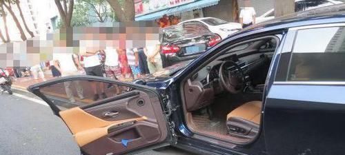  宝马车|雷克萨斯被人撞掉车门，车主痛哭道：我不就吃个早餐嘛