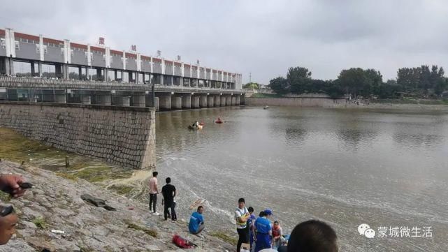  今晨|今晨，蒙城两人撒网不慎连人带船落水，正在搜救中！