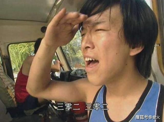 腿短|黄渤节目因腿短抱怨凳子高,脚下被垫两抱枕,同伴却无处安放长腿