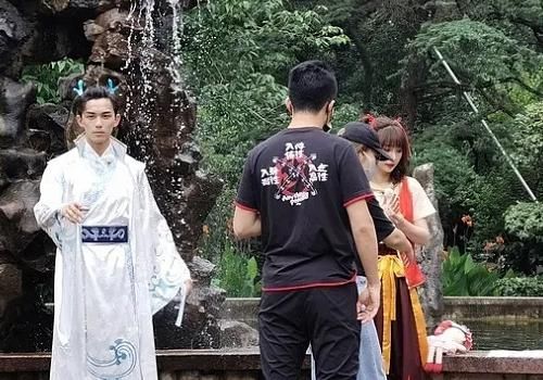  吴磊|《奔跑吧》路透：吴磊cos敖丙，baby和郑恺经典，看到蔡徐坤没想到