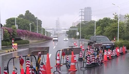  局部|花都：路面发生局部坍塌 电单车经过掉入其中