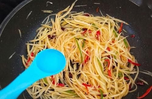  土豆丝|炒土豆丝前，别再用水冲洗了，这么做，土豆丝“响脆”还不粘锅！
