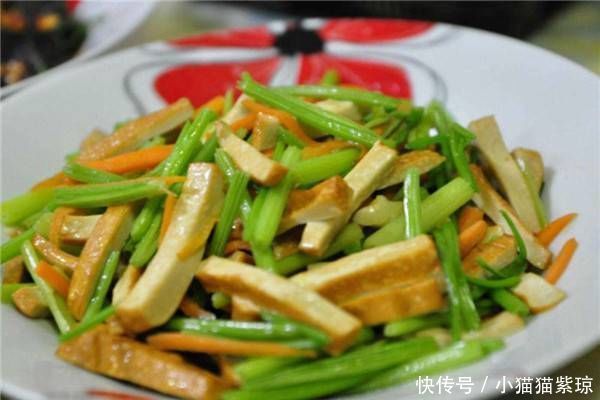 白香干|吃有营养的炒菜——芹菜炒香干,酥脆,香甜多汁,家人爱吃