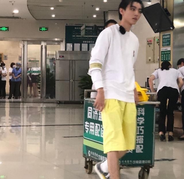 中餐厅|王俊凯最新路透来袭,路人随手拍下生图,身高太令人心动了