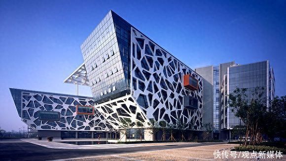 阿里巴巴完成人事更迭 蔡崇信接任董事会主席、吴泳铭为CEO