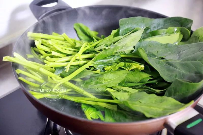  静置|在家做馅饼，和面很重要，照着做馅饼皮薄馅大，放凉了也软软的