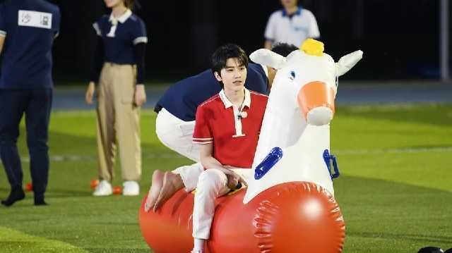  冒牌|《奔跑吧》：孟美岐拿冒牌会员身份，全员魔性跳《无价之姐》