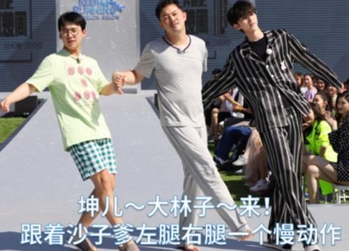  大笑|郭麒麟又被围攻撕名牌，女孩子们都在大笑，只有baby的反应最暖心