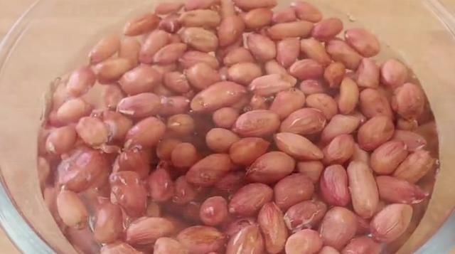  不炸|莲藕别炒着吃了，加一碗花生米，不炖不炸，鲜嫩营养，简单美味