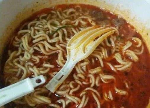 好不容易|吃零食的时候,让你感到非常尴尬的6个瞬间,你遇到过吗