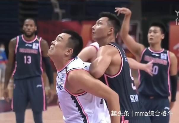  3篮板|18中10！广东狂飙3分，杜锋仍在场边咆哮，任骏飞半场0分3犯3失误