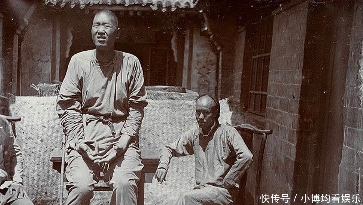 图中是清朝|罕见老照片：民间巨人2米多，离宫的太监又长出了胡子