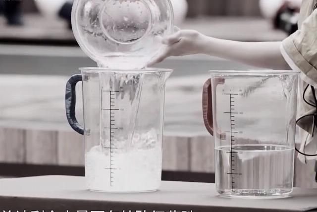  蔡徐坤|郑恺帮baby报仇，致水碗砸到宋祖儿，蔡徐坤下意识动作太圈粉！