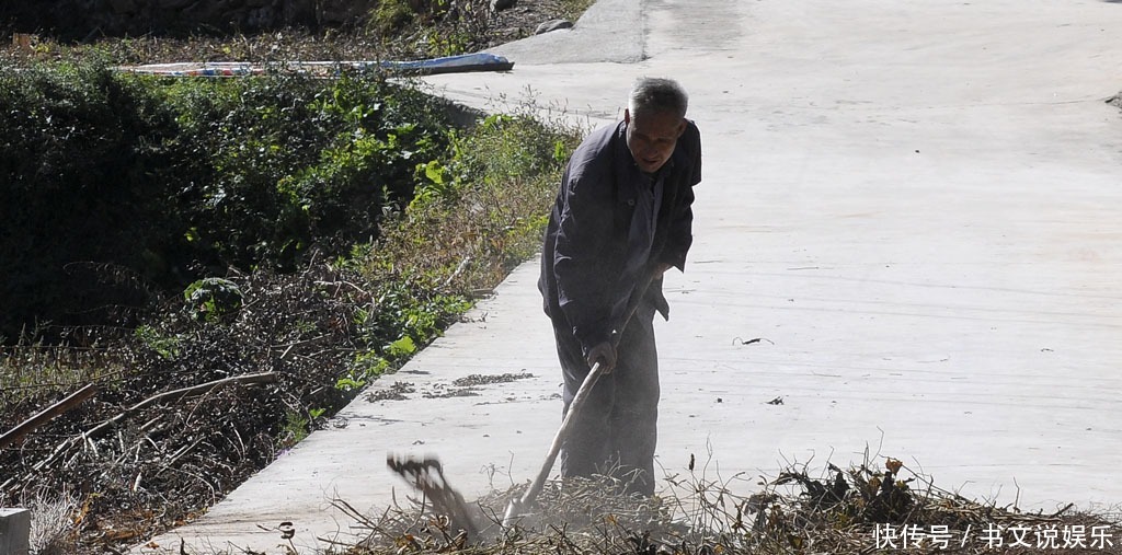山里|秦岭山里63岁老人河里洗衣服、路边打豆子,老伴为啥不干活