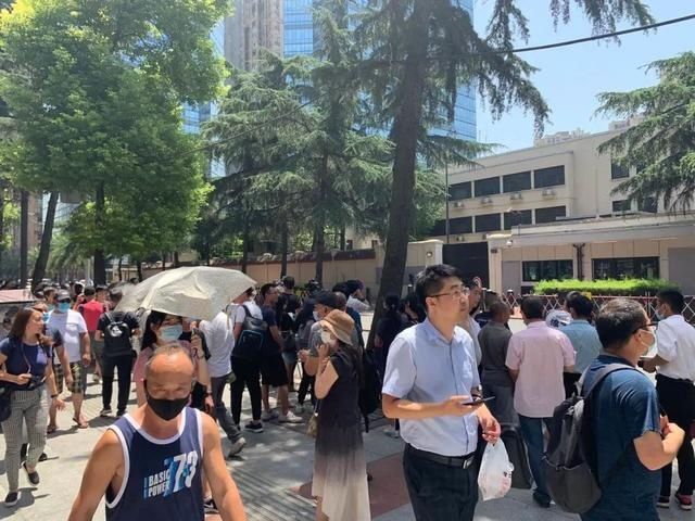  推门|美驻成都总领馆关闭后，“门都没锁推门就进”