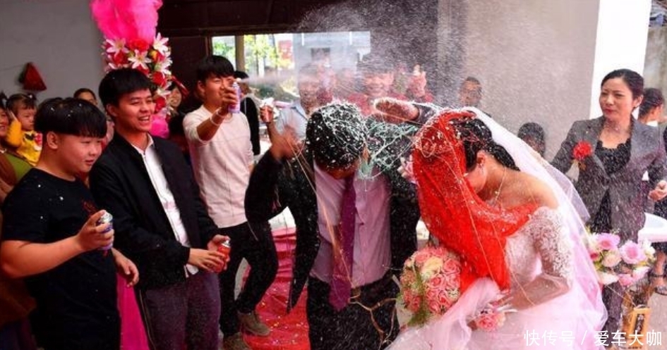 闹伴娘|婚闹者的狂欢？1000块租伴娘，婚礼上随便摸！喜酒变''花酒''？