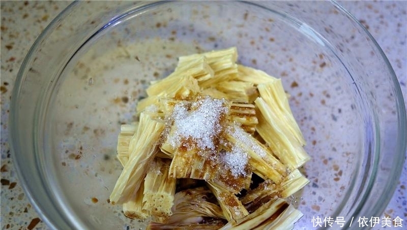 简单|夏季最爱的凉拌腐竹,做法简单,爽口开胃,美味下饭,健脑又瘦身