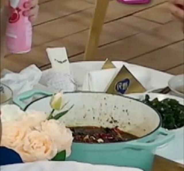  中餐厅|中餐厅赵丽颖吃饭在菜里乱翻，被说没礼貌，粉丝：看看菜里是什么