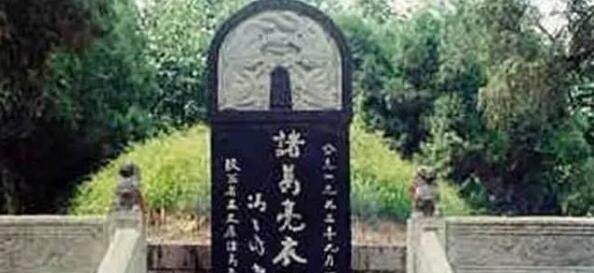 埋葬|为什么诸葛亮埋葬时要四人抬棺南走,直到绳断为止,有何天机