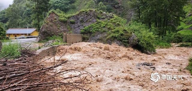  中断|四川凉山美姑县遭遇强降雨 水位暴涨房屋损毁道路中断