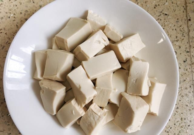  虾头|天气热，做个虾仁豆腐煲，清淡营养，鲜得想把舌头吞下去