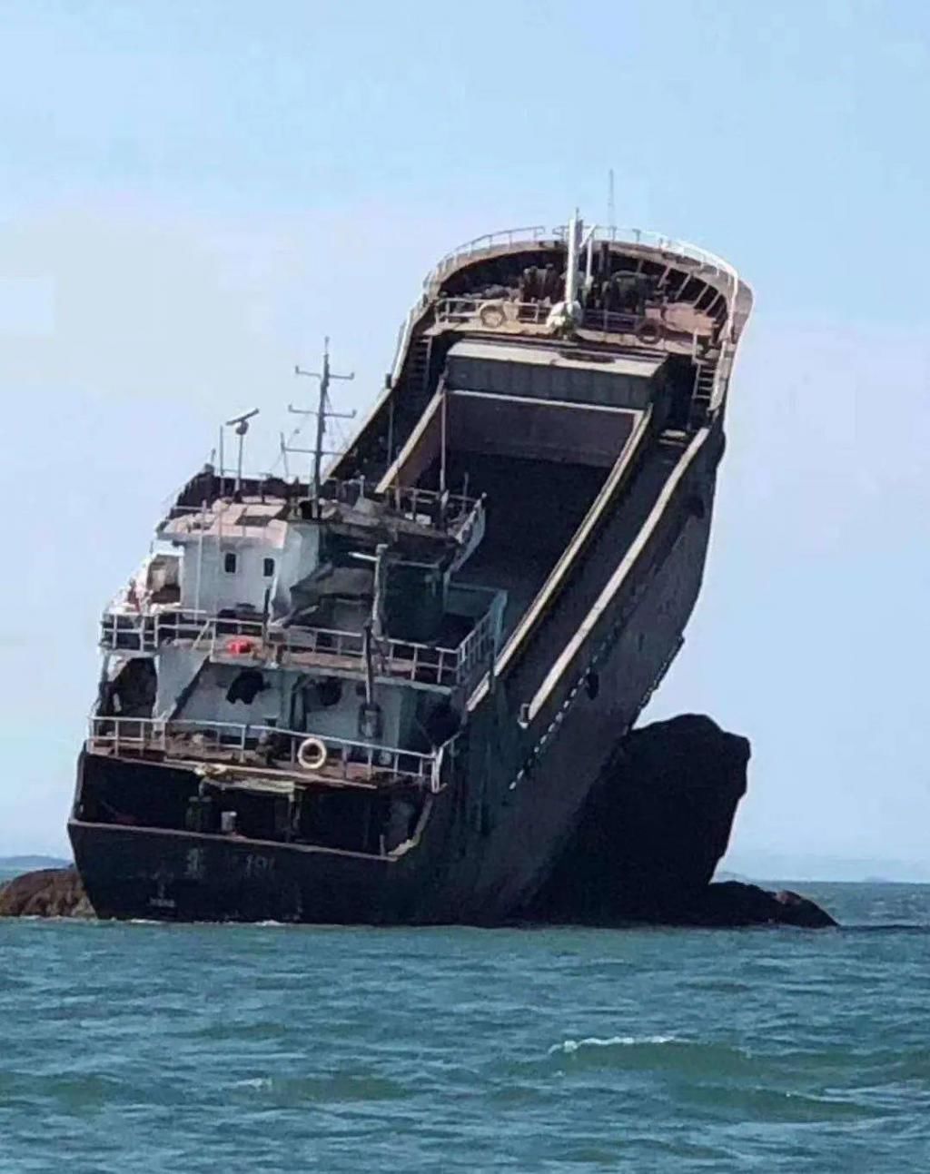  触礁|触礁还能触成这样的角度？我也是第一次见