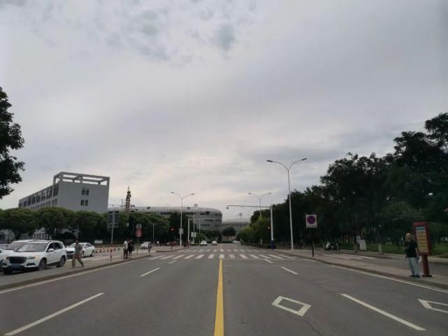  路口|大学城出现“黄闪”路口，咋回事儿？