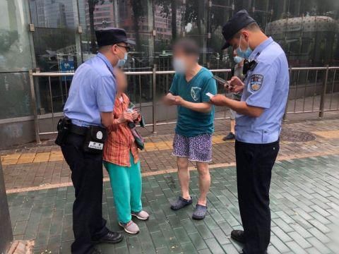 民警|壹现场丨雨中遇八旬迷路老人民警靠陪聊“破案”