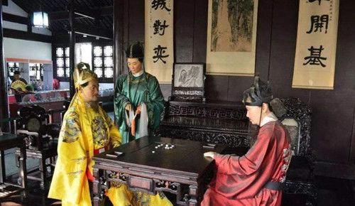 逃过一劫|朱元璋问大臣：我和太子意见不同，谁对？大臣巧妙的答10字，逃过一劫