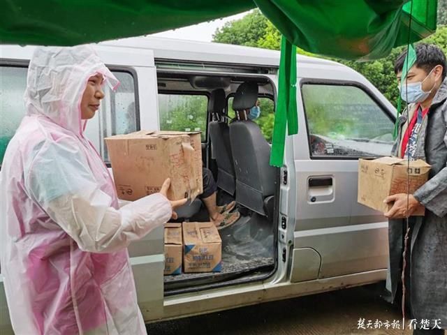  人员|义务“洗衣队”帮助巡堤人员洗反光背心