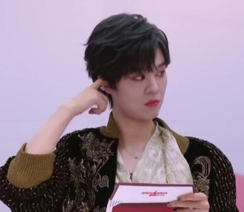  挖耳朵|《浪姐》王丽坤淘汰了，郁可唯不知所措挖耳朵，白冰想笑但忍住了