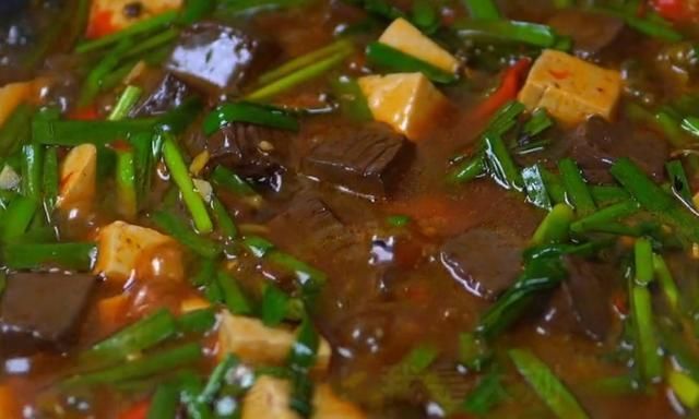  补血|猪血烧豆腐，香滑入味，浓香味美，每个月多吃几次，补血美容