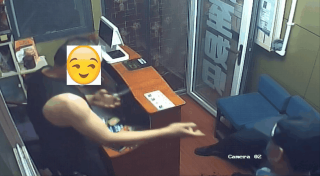  夺下|这个老板好样的！徒手夺下盗贼的剪刀！