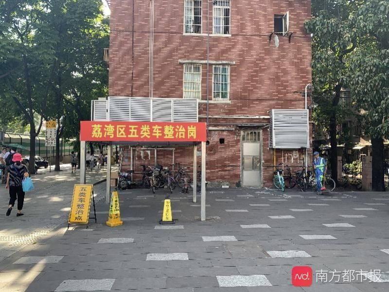 横冲直撞|西场地铁口摩的横冲直撞！旁边就是五类车整治岗，市民：形同虚设