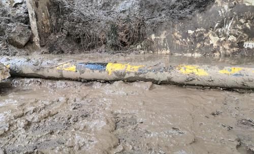  山上|洛南花石浪充电站被山上滑落的泥流和石块损毁，工作人员正在抢修