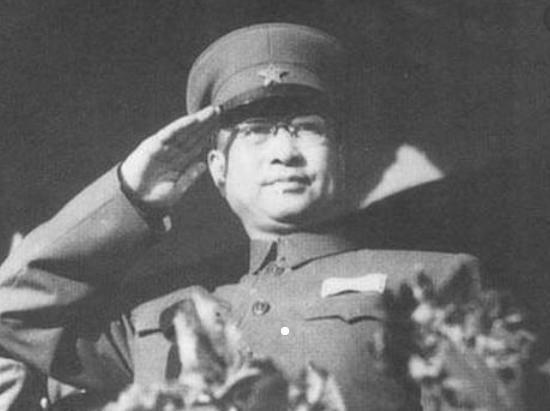 敌军|陈赓坐火车，三次被敌军师长请去聊天，临别前还被塞给300元钱