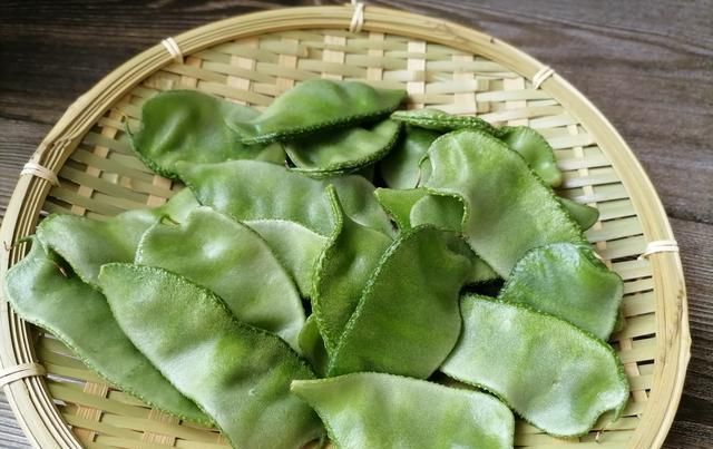  韭菜|扁豆这样吃太美味了，搭配韭菜和豆腐，炸一盘香喷喷的扁豆盒子